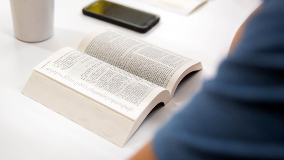 7 Tips to Build up a Habit of Reading the Bible Daily